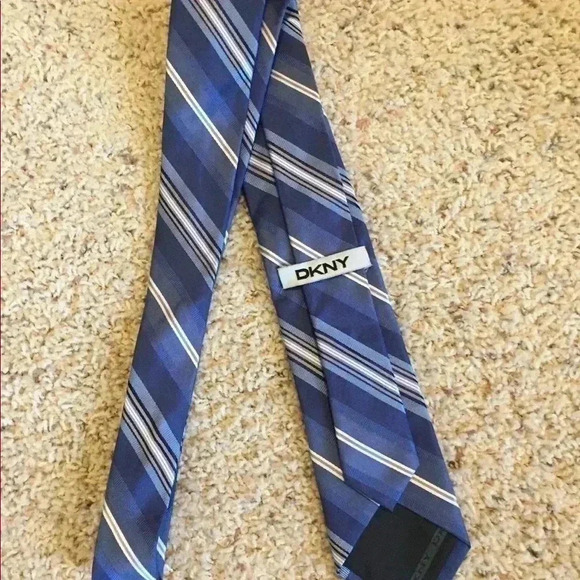 DKNY Tie like new no stains ready to wear - Picture 3 of 3